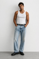 JEANS MET UITLOPENDE PIJPEN