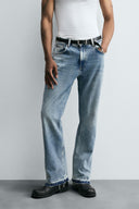 JEANS MET UITLOPENDE PIJPEN
