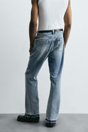 JEANS MET UITLOPENDE PIJPEN