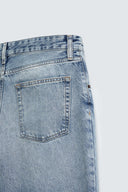 JEANS MET UITLOPENDE PIJPEN