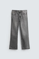 JEANS MET UITLOPENDE PIJPEN