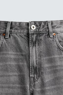 JEANS MET UITLOPENDE PIJPEN