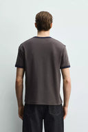 BASIC GERIBD T-SHIRT MET CONTRAST