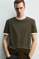 BASIC GERIBD T-SHIRT MET CONTRAST