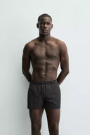 KORTE ZWEMSHORT MET TEXTUUR