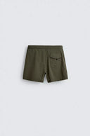 KORTE ZWEMSHORT MET STRUCTUUR