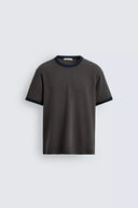 BASIC GERIBD T-SHIRT MET CONTRAST