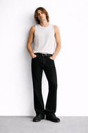 JEANS MET UITLOPENDE PIJPEN