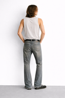 JEANS MET UITLOPENDE PIJPEN