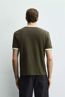 BASIC GERIBD T-SHIRT MET CONTRAST