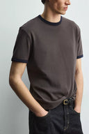 BASIC GERIBD T-SHIRT MET CONTRAST