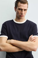 BASIC GERIBD T-SHIRT MET CONTRAST