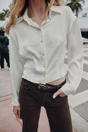 SATIJNEN BLOUSE MET GETAILLEERDE TAILLE