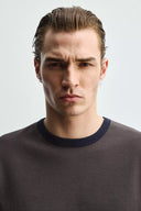 BASIC GERIBD T-SHIRT MET CONTRAST