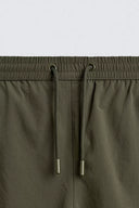 KORTE ZWEMSHORT MET STRUCTUUR