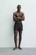 KORTE ZWEMSHORT MET TEXTUUR