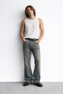 JEANS MET UITLOPENDE PIJPEN