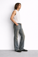 JEANS MET UITLOPENDE PIJPEN